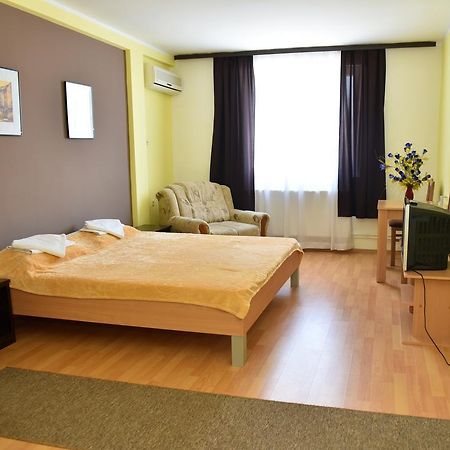 Hostel Milkaza โนวีซาด ภายนอก รูปภาพ