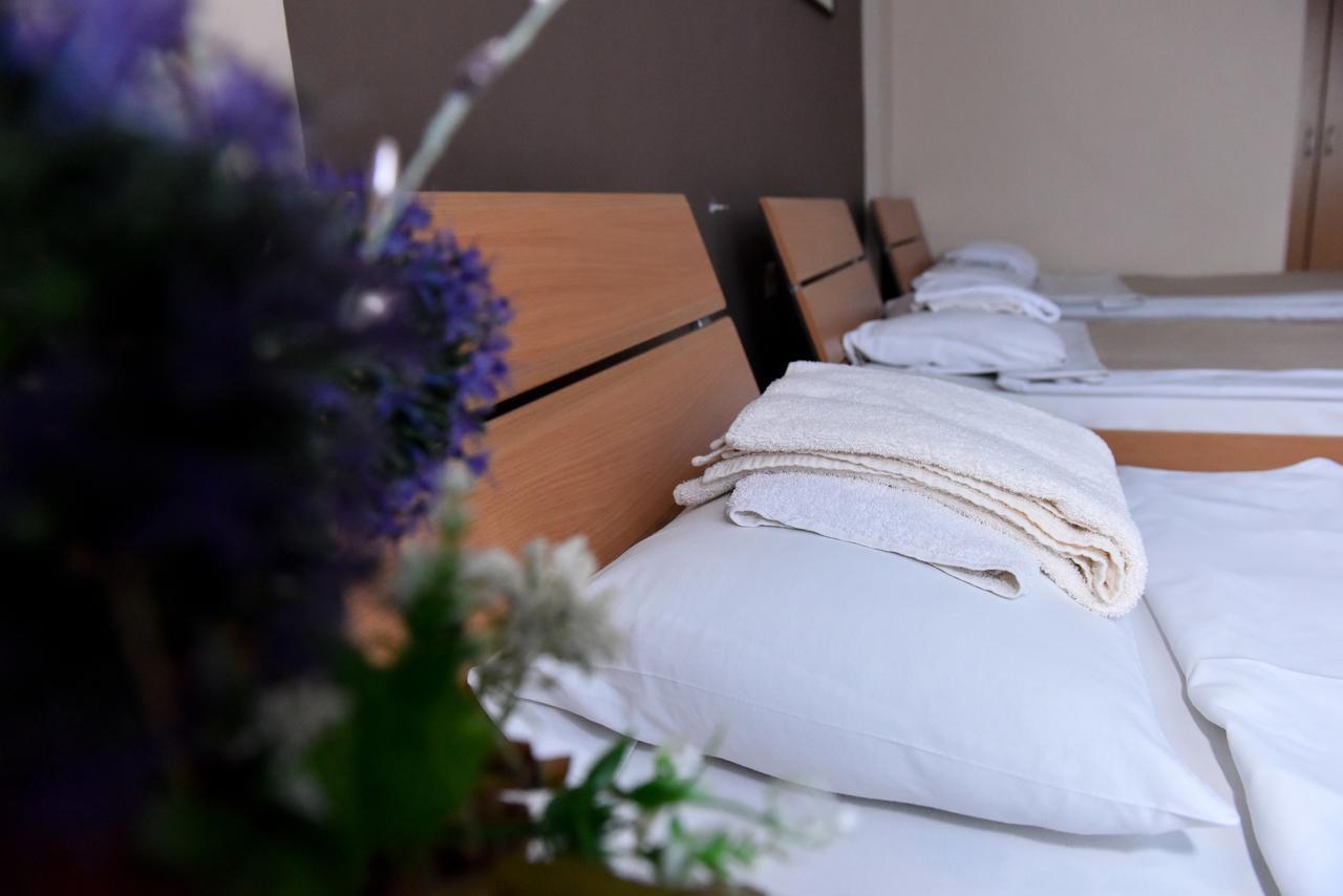 Hostel Milkaza โนวีซาด ภายนอก รูปภาพ