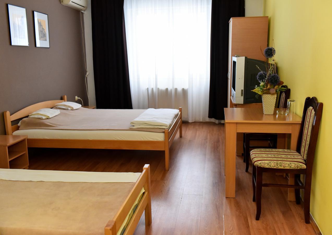 Hostel Milkaza โนวีซาด ภายนอก รูปภาพ