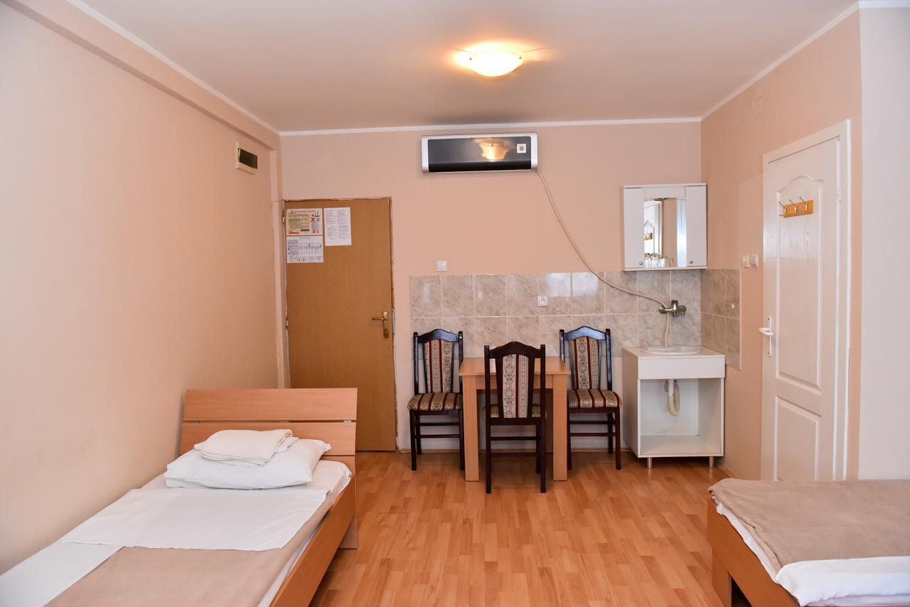 Hostel Milkaza โนวีซาด ภายนอก รูปภาพ
