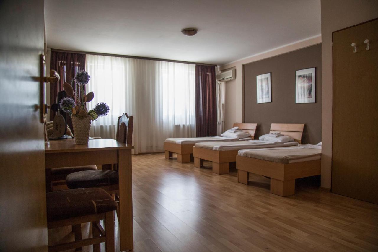 Hostel Milkaza โนวีซาด ภายนอก รูปภาพ