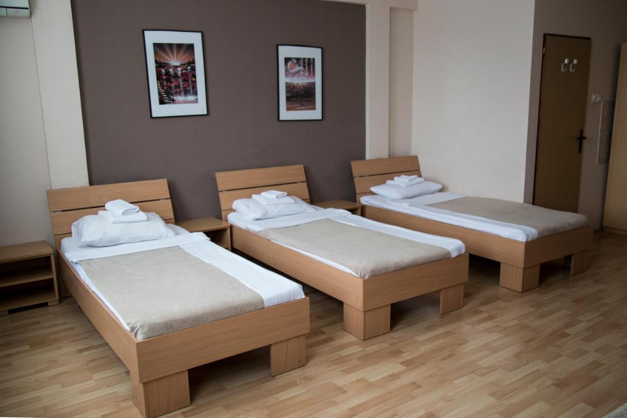 Hostel Milkaza โนวีซาด ภายนอก รูปภาพ