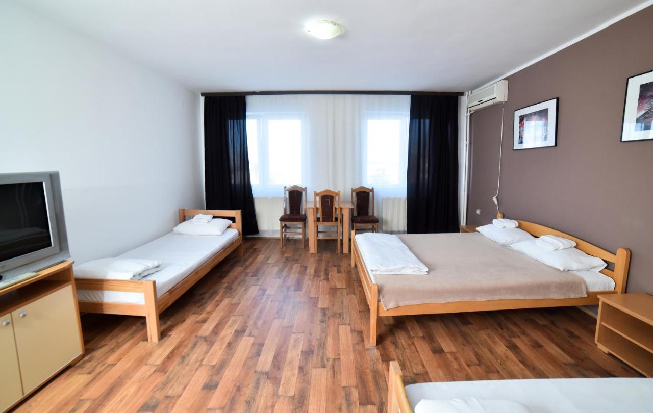 Hostel Milkaza โนวีซาด ภายนอก รูปภาพ